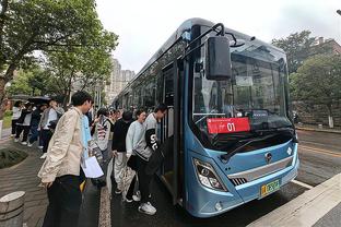 中场差距？埃迪-豪：表扬边后卫 而中场出色才能让他们位置更高